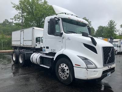 Volvo VNR64300 Day Cab Truck - 425HP, 12 Speed Automatic