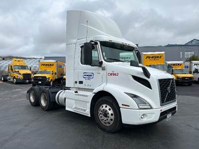 Volvo VNR64300 Day Cab Truck - 425HP, 12 Speed Automatic