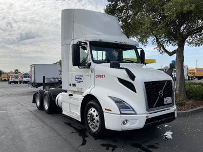 Volvo VNR64300 Day Cab Truck - 425HP, 12 Speed Automatic