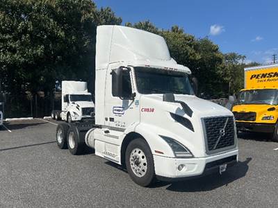 Volvo VNR64300 Day Cab Truck - 425HP, 12 Speed Automatic
