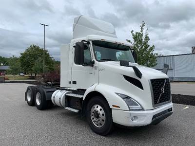 Volvo VNR64300 Day Cab Truck - 425HP, 12 Speed Automatic