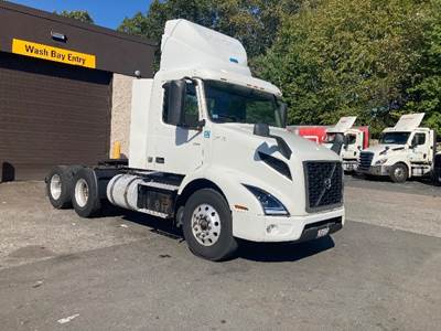 Volvo VNR64300 Day Cab Truck - 425HP, 10 Speed Manual