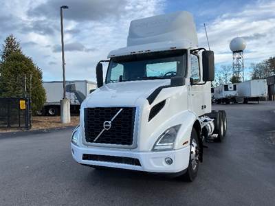 Volvo VNR64300 Day Cab Truck - 425HP, 10 Speed Manual