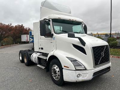 Volvo VNR64300 Day Cab Truck - 425HP, 10 Speed Manual