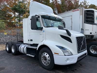 Volvo VNR64300 Day Cab Truck - 425HP, 10 Speed Manual