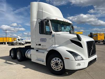 Volvo VNR64300 Day Cab Truck - 425HP, 12 Speed Automatic