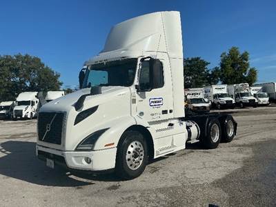 Volvo VNR64300 Day Cab Truck - 425HP, 12 Speed Automatic