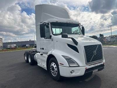 Volvo VNR64300 Day Cab Truck - 425HP, 12 Speed Automatic