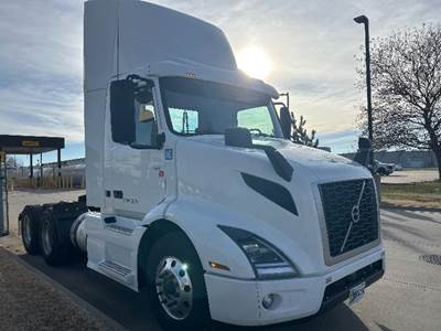 Volvo VNR64300 Day Cab Truck - 425HP, 12 Speed Automatic