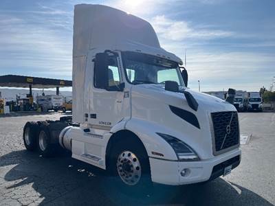 Volvo VNR64300 Day Cab Truck - 425HP, 12 Speed Automatic