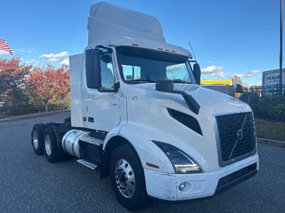 Volvo VNR64300 Day Cab Truck - 425HP, 10 Speed Manual