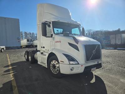 Volvo VNR64300 Day Cab Truck - 425HP, 12 Speed Automatic