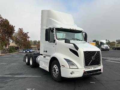 Volvo VNR64300 Day Cab Truck - 425HP, 12 Speed Automatic
