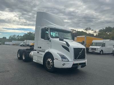 Volvo VNR64300 Day Cab Truck - 425HP, 12 Speed Automatic