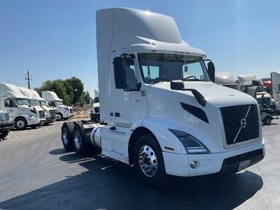 Volvo VNR64300 Day Cab Truck - 425HP, 12 Speed Automatic