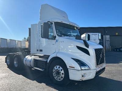 Volvo VNR64300 Day Cab Truck - 425HP, 10 Speed Manual