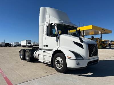 Volvo VNR64300 Day Cab Truck - 425HP, 12 Speed Automatic