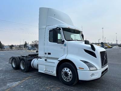 Volvo VNR64300 Day Cab Truck - 425HP, 12 Speed Automatic