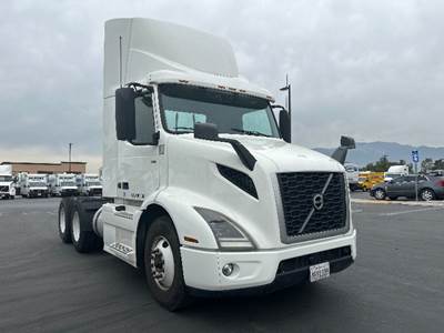 Volvo VNR64300 Day Cab Truck - 425HP, 12 Speed Automatic