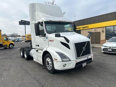 Volvo VNR64300 Day Cab Truck - 425HP, 12 Speed Automatic