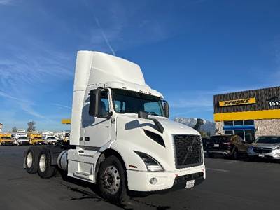 Volvo VNR64300 Day Cab Truck - 425HP, 12 Speed Automatic