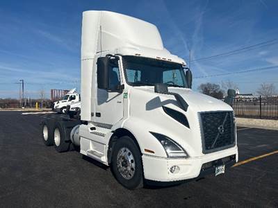 Volvo VNR64300 Day Cab Truck - 425HP, 12 Speed Automatic
