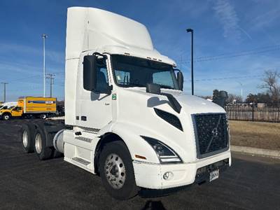 Volvo VNR64300 Day Cab Truck - 425HP, 12 Speed Automatic