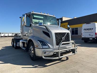 Volvo VNR64300 Day Cab Truck - 425HP, 12 Speed Automatic