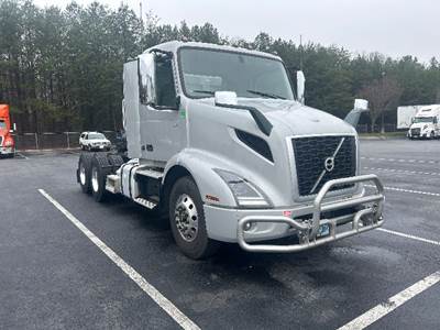 Volvo VNR64300 Day Cab Truck - 425HP, 12 Speed Automatic