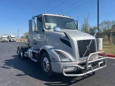 Volvo VNR64300 Day Cab Truck - 425HP, 12 Speed Automatic