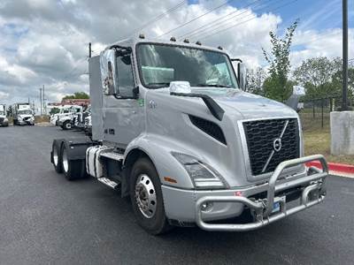 Volvo VNR64300 Day Cab Truck - 425HP, 12 Speed Automatic