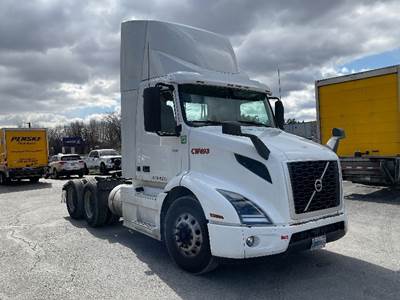 Volvo VNR64300 Day Cab Truck - 425HP, 12 Speed Automatic