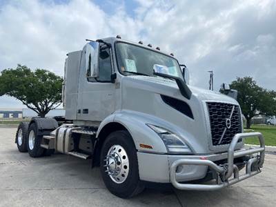 Volvo VNR64300 Day Cab Truck - 425HP, 12 Speed Automatic