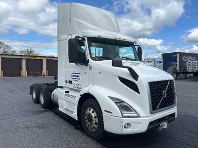 Volvo VNR64300 Day Cab Truck - 425HP, 12 Speed Automatic