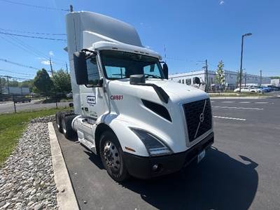 Volvo VNR64300 Day Cab Truck - 425HP, 12 Speed Automatic