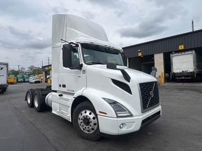 Volvo VNR64300 Day Cab Truck - 425HP, 12 Speed Automatic