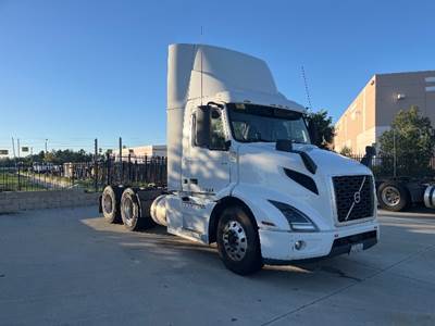 Volvo VNR64300 Day Cab Truck - 425HP, 12 Speed Automatic