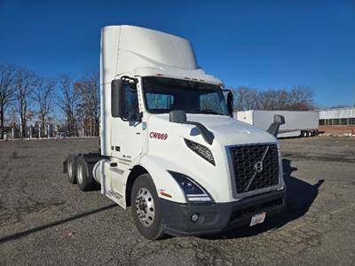 Volvo VNR64300 Day Cab Truck - 425HP, 12 Speed Automatic