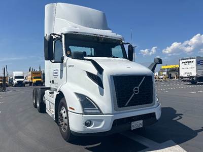 Volvo VNR64300 Day Cab Truck - 425HP, 12 Speed Automatic