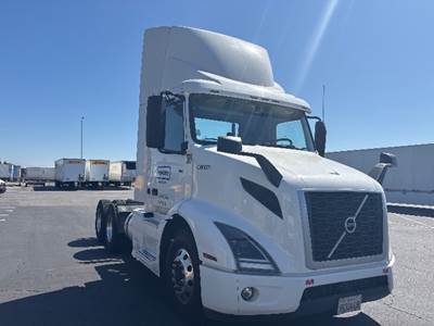 Volvo VNR64300 Day Cab Truck - 425HP, 12 Speed Automatic