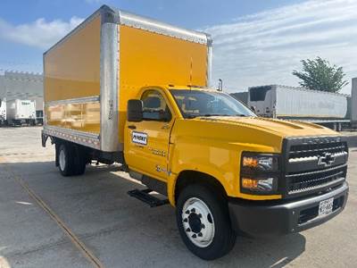 Chevrolet Silverado Box Truck - 350HP, 6 Speed Automatic, Roll up Door