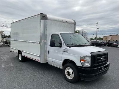 Ford E-350 Box Truck - 305HP, 6 Speed Automatic, Roll up Door