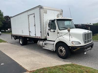 Freightliner M2 112 25 ft Box Truck - 350HP, 10 Speed Automatic, Roll up Door