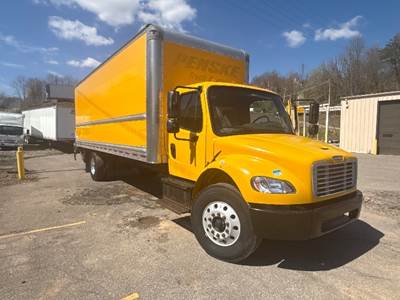 Freightliner M2 26 ft Box Truck - 220HP, 6 Speed Automatic, Roll up Door