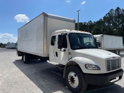 Freightliner M2 26 ft Box Truck - 220HP, 7 Speed Automatic, Roll up Door