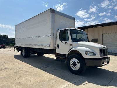 Freightliner M2 26 ft Box Truck - 220HP, 6 Speed Automatic, Roll up Door