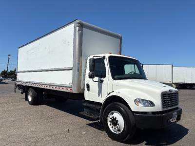 Freightliner M2 26 ft Box Truck - 220HP, 7 Speed Automatic, Roll up Door