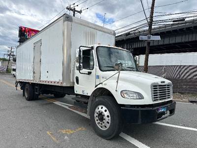 Freightliner M2 26 ft Box Truck - 220HP, 7 Speed Automatic, Roll up Door