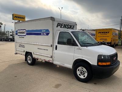 GMC G33503 Box Truck - 276HP, 8 Speed Automatic, Roll up Door