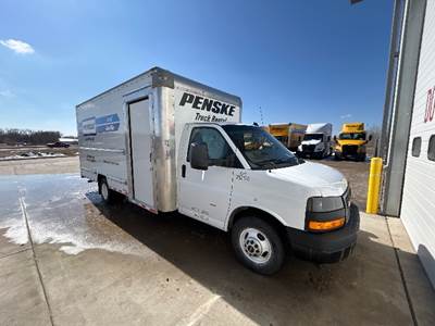 GMC G33903 Box Truck - 401HP, 6 Speed Automatic, Roll up Door